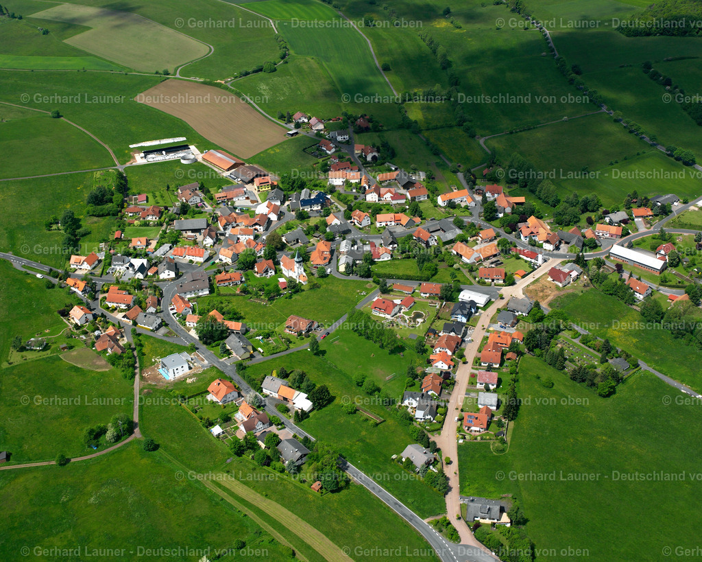 2615313 | WEIDENAU 09.06.2006 Landwirtschaftliche Nutzflächen und Feldgrenzen  umsäumen das Siedlungsgebiet des Dorfes in Weidenau im Bundesland Hessen, Deutschland // Agricultural land and field boundaries surround the settlement area of the village  in Weidenau in the state Hesse, Germany Foto: Gerhard Launer