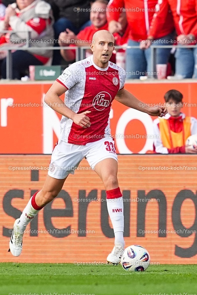 xYDRx18102501198 | 18.10.2025, xydrx, Fußball, 3.Liga, Rot-Weiss Essen - FC Viktoria Köln, Saison 2025 2026, Stadion an der Hafenstraße:  Tobias Kraulich (Rot-Weiss Essen #33)  DFB regulations prohibit any use of photographs as image sequences and or quasi-video.