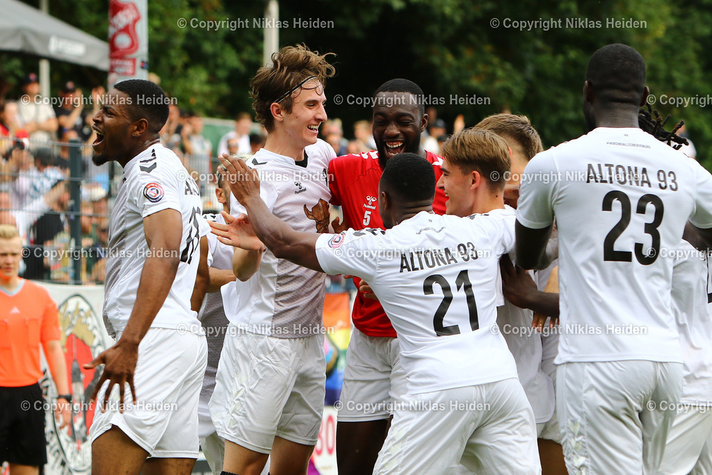 NH_Altona93_SCVictoriaHamburg_OberligaHamburg_10082024 | Jubel bei Altona 93 nach dem späten 2:1-Siegtreffer durch #15 BanyanMax Lyon,Fußball I Herren I Gamesright Oberliga Hamburg I Saison 2024-2025 I 2. Spieltag I Altona 93 - SC Victoria Hamburg I 10.08..2024 I Adolf-Jäger-Kampfbahn