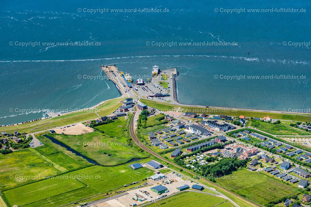 Dagebüll Hafenanlage_ELS_4319150622 | DAGEBüLL 10.06.2023 Ortsansicht mit Häusern, Straßen und Bahngleisen mit Hafenanlagen in Dagebüll in Nordfriesland im Bundesland Schleswig-Holstein, Deutschland. Weiterführende Informationen bei: Wyker Dampfschiffs-Reederei Föhr-Amrum GmbH. // Town view with houses, streets and railway tracks with harbor facilities in Dagebuell in North Friesland in the state Schleswig-Holstein, Germany. Further information at: Wyker Dampfschiffs-Reederei Foehr-Amrum GmbH. Foto: Martin Elsen