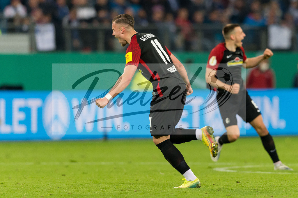 HSVSCF20220419_148 | Fussball, Herren: Ermedin Demirovic (SC Freiburg) Schlussjubel, jubelt nach dem 1:3 Sieg beim DFB-Pokal-Halbfinalspiel zwischen Hamburger SV und SC Freiburg im Volksparkstadion am 19.04.2022 in Hamburg, Deutschland.DFB / DFL REGULATIONS PROHIBIT ANY USE OF PHOTOGRAPHS AS IMAGE SEQUENCES AND/OR QUASI-VIDEO. - Realisiert mit Pictrs.com