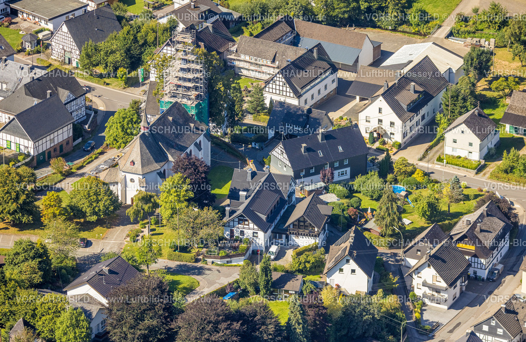 Kirchhundem250811800 | Luftbild, Ortszentrum Heinsberg und Baustelle und Sanierungsarbeiten am Kirchturm der kath. Pfarrkirche St. Katharina, Heinsberg, Kirchhundem, Sauerland, Nordrhein-Westfalen, Deutschland