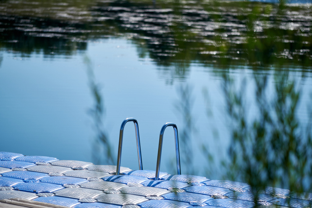 Badeplattform mit Einstig in die Alte Donau | Wien, Austria - September 20, 2020: Badeplattform mit Einstig in die Alte Donau. - Realisiert mit Pictrs.com