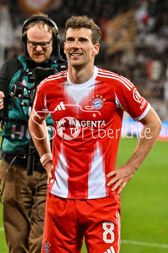 FC St. Pauli - FC Bayern München | ST. PAULI, DEUTSCHLAND - 11. APRIL: die Spieler der Bayern feiern zusammen mit Fans den Auswärssieg in Hamburg nach dem Bundesligamatch zwischen dem FC St. Pauli und dem FC Bayern München am 29. Spieltag im Millerntor Stadion / DFL REGULATIONS PROHIBIT ANY USE OF PHOTOGRAPHS AS IMAGE SEQUENCES AND/OR QUASI-VIDEO / Leon GORETZKA (FC Bayern Munich 8)