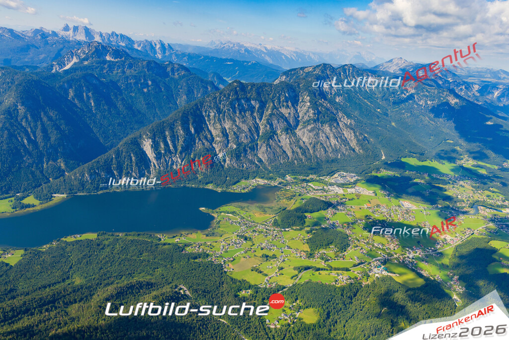 Schrägluftbild  Hallstätter See  Hallstatt - Das Luftbild wurde 2025 vom UL-Flugzeug heraus erstellt ( keine Drohne ) - Hochauflösende Luftaufnahme -Nicht vergleichbar mit Google Maps oder Satelittenbilder- Die Geschenkidee !Mit Lizenz und Bildrechte bestellbar