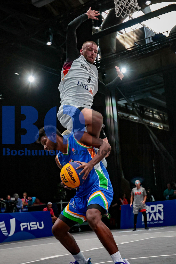 SES_TTG3X320250718-2159 | bond - Realisiert mit Pictrs.com