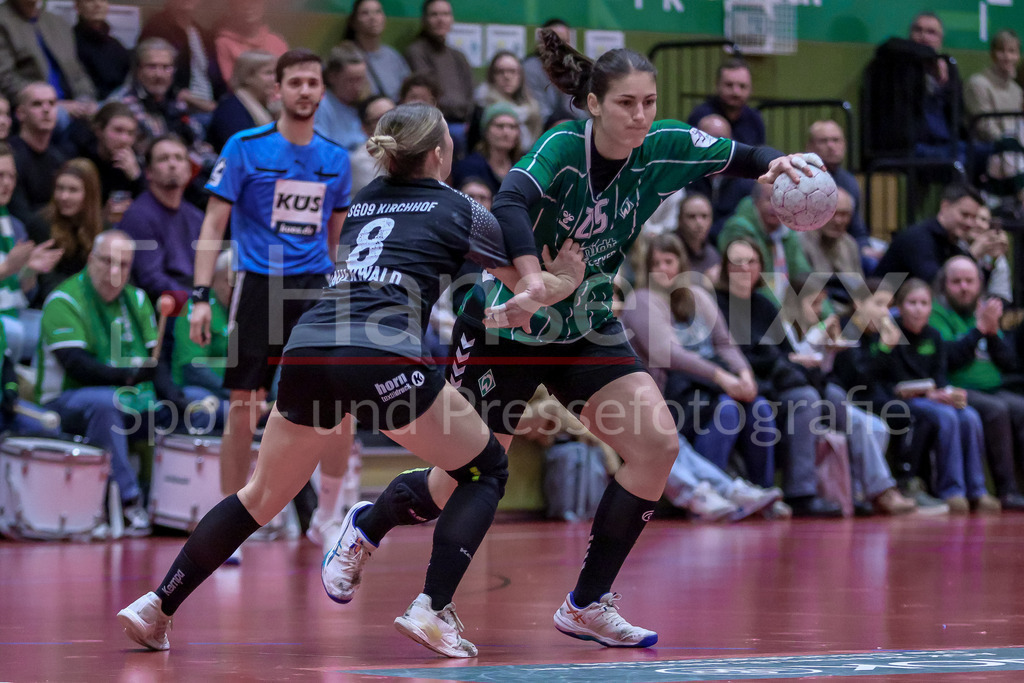 Handball, 2. Bundesliga Frauen, SV Werder Bremen - SG 09 Kirchhof | v.li.: Marie Sauerwald (SG 09 Kirchhof, 8) und Anna Lena Bergmann (SV Werder Bremen, 25) im Zweikampf, Duell, Spielszene, Aktion, Action