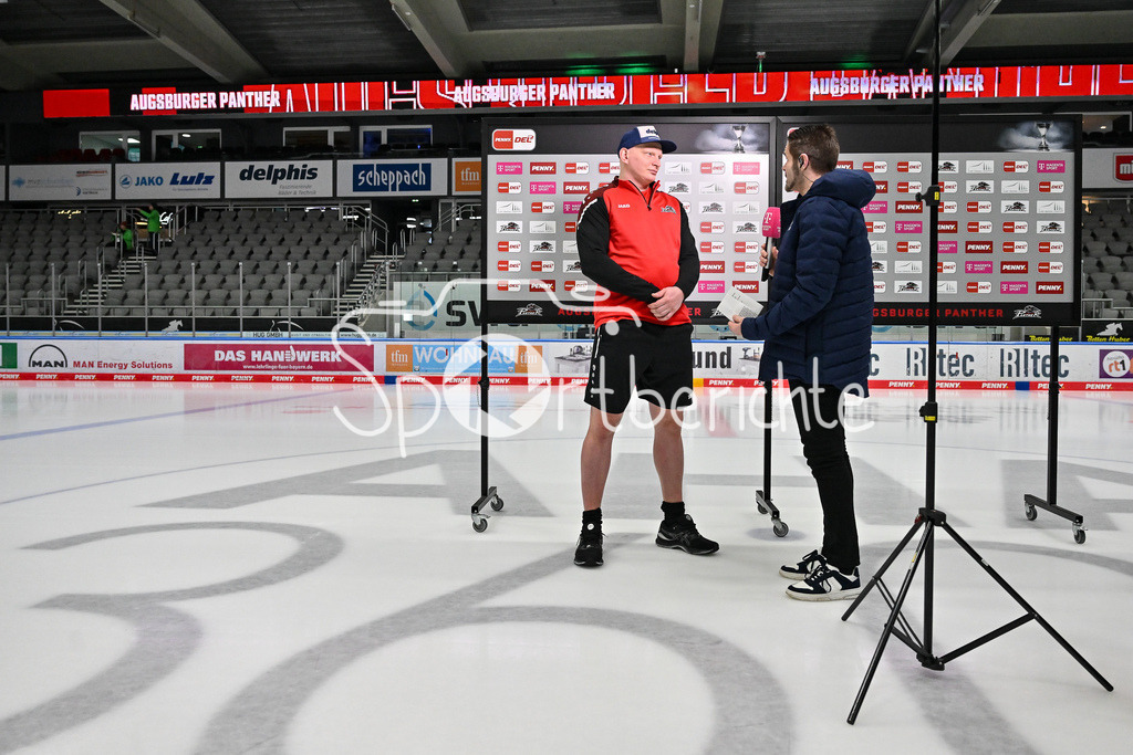 Augsburger Panther - Kölner Haie | Beim Interview von MagentaSport Denis REUL (Augsburger Panther #29) / Einzelfoto / Freisteller / Panther - Koelner Haie, Curt Frenzel Stadion am 02.03.2025 / Alex KUNZ