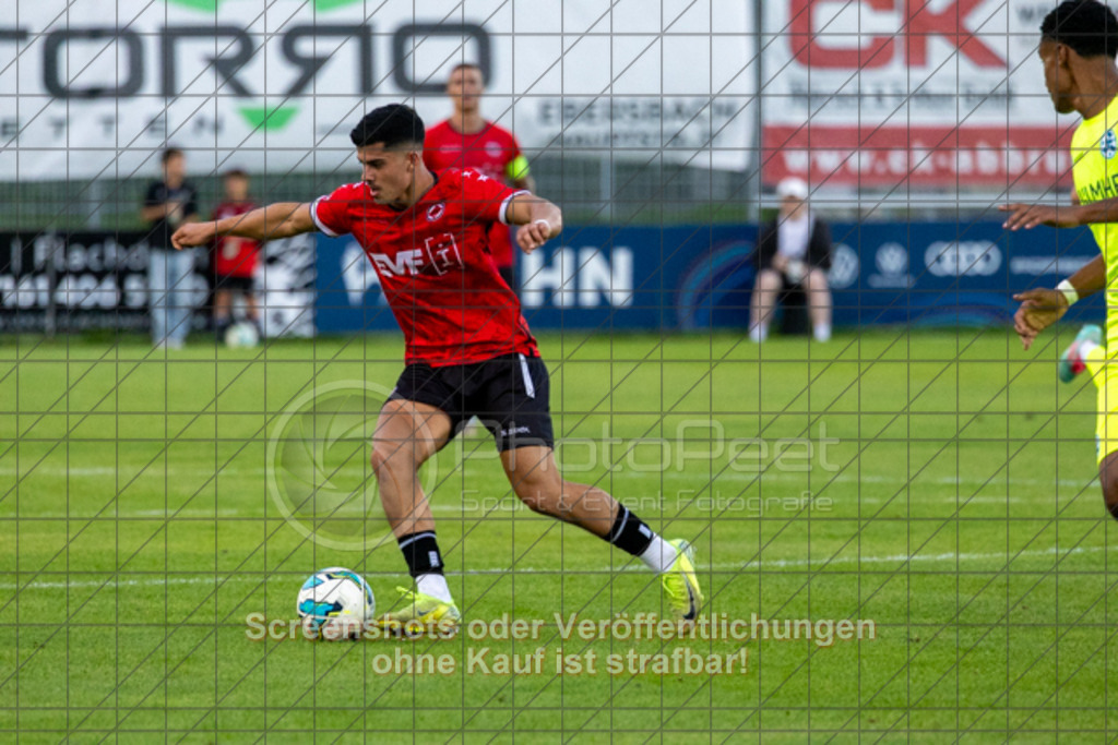 20250729_203736_0456 | #,1.Göppinger SV (rot) vs. SV Stuttgarter Kickers (gelb), Fussball, DB-Regio-WFW-Pokal - wfv, 2.Runde, Saison 2025/2026, Rasensportplatz Stadion SV Göppingen, Hohenstaufenstr. 116, 73033 Göppingen, 29.07.2025 - 19:00 Uhr,Foto: PhotoPeet-Sportfotografie/Peter Harich