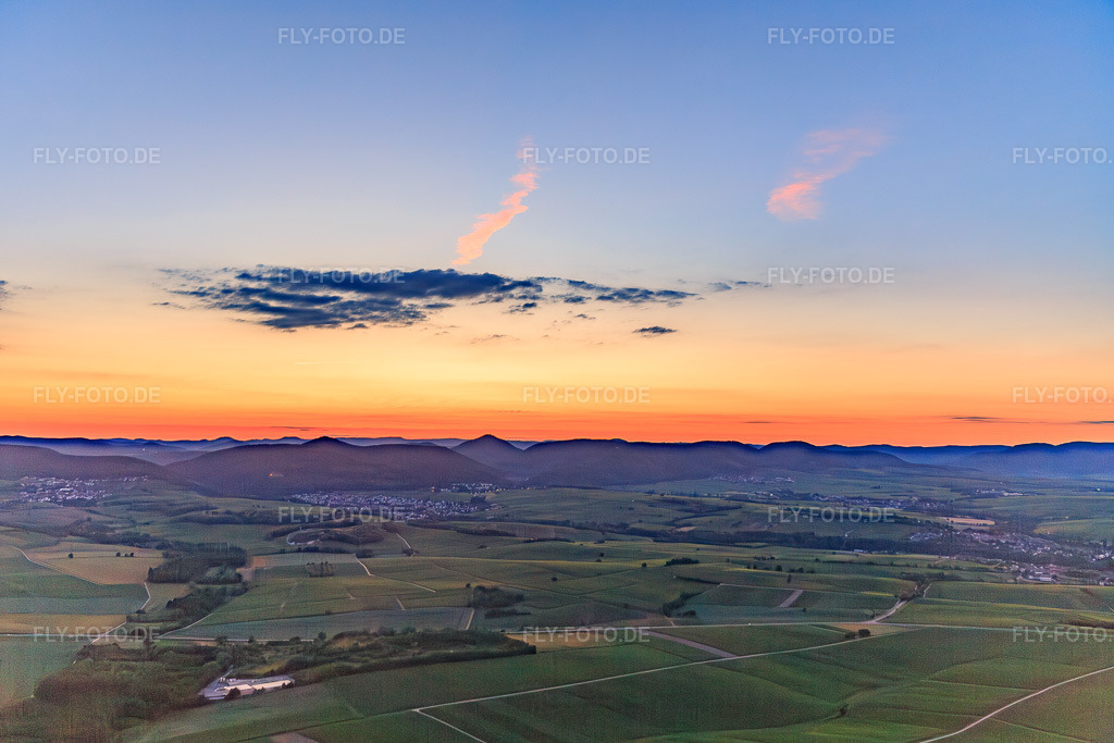 Luftbild: Haardrand des Pfälzerwalds nach Sonnenuntergang aus Westen in Klingenmünster im Bundesland Rheinland-Pfalz in Deutschland. Foto: IMG_115623.jpg vom 21.06.2019 durch Werner Riehm/FLY-FOTO.de