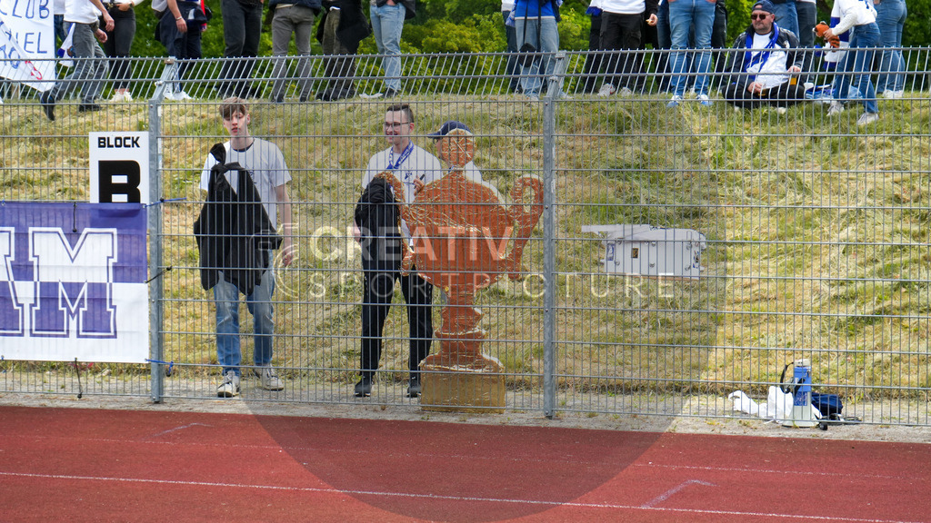 Fußball, Herren, Saison 2024/2025, Finaltag der Amateure 2025, Landespokal Brandenburg, Finale, VfB 1921 Krieschow vs. RSV Eintracht 1949, Samstag 24.05.2025, Volksparkstadion Neuruppin, | Fußball, Herren, Saison 2024/2025, Finaltag der Amateure 2025, Landespokal Brandenburg, Finale, VfB 1921 Krieschow vs. RSV Eintracht 1949, Samstag 24.05.2025, Volksparkstadion Neuruppin, Im Bild: Fans des VfB Krieschow bastelten einen Pokal - Realisiert mit Pictrs.com