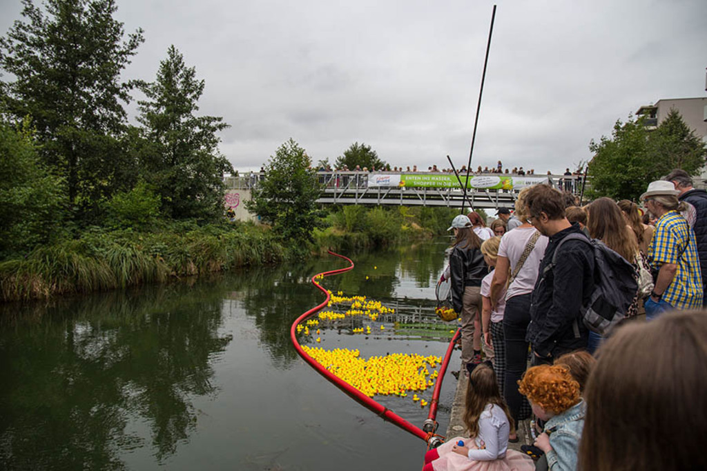 Leipziger Wasserfest - Entenrennen am Lindenauer Hafen | Entdecke über 20 Kategorien Leipzig-Motive: Foto-Downloads, hochwertige Poster, Leinwand- & Fine-Art-Prints. Jetzt Lieblingsfoto im Bildlexikon Leipzig Shop bestellen!