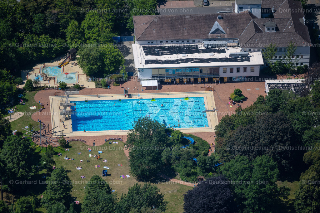 4035916 | BRAUNSCHWEIG 31.07.2020 Schwimmbecken des Freibades Bürgerbadepark und das Hallenbad an der Nimes-Straße in Braunschweig im Bundesland Niedersachsen, Deutschland. Weiterführende Informationen bei: Stadtbad Braunschweig Sport und Freizeit GmbH. // Swimming pool of the open-air swimming pool Buergerbadepark and the indoor swimming pool on street Nimes-Strasse in Braunschweig in the federal state of Lower Saxony, Germany. Further information at: Stadtbad Braunschweig Sport und Freizeit GmbH. Foto: Gerhard Launer