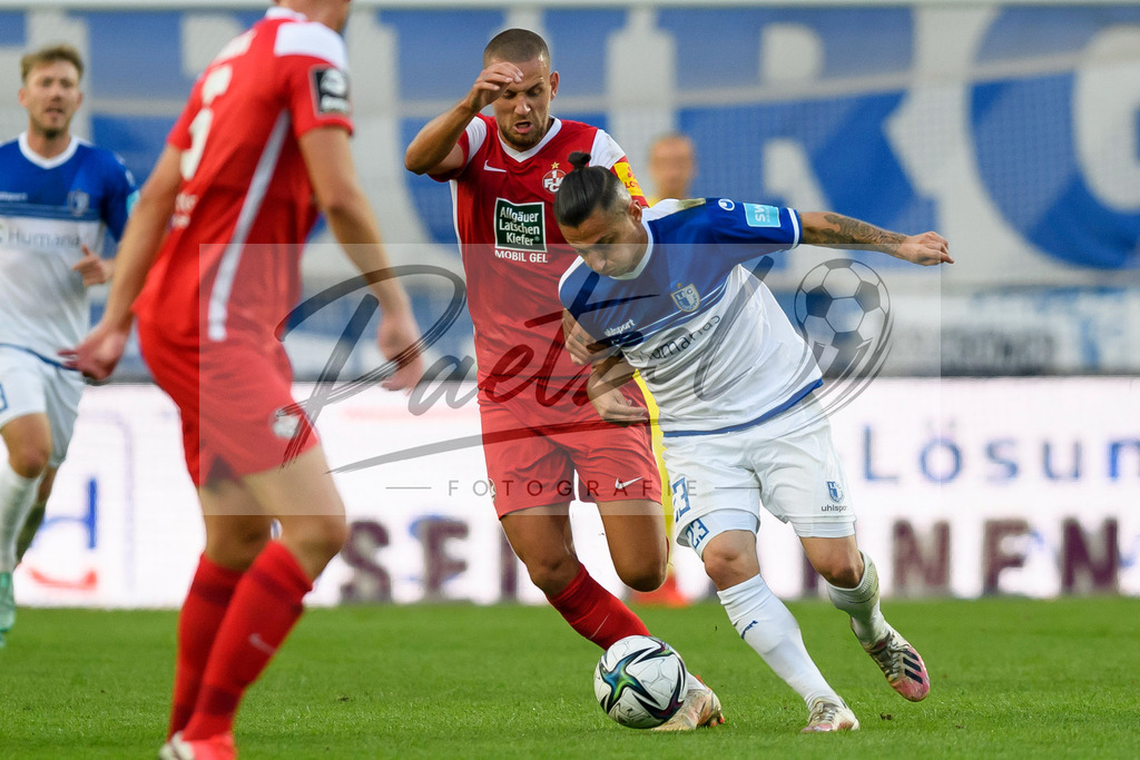 FCMFCK20210904_194 | Fussball, Herren: Rene Klingenburg (1. FC Kaiserslautern) und Barıs Atik (1. FC Magdeburg) im Zweikampf beim Spiel der 3. Liga zwischen 1. FC Magdeburg und 1. FC Kaiserslautern in der MDCC-Arena am 04.09.2021 in Magdeburg, Deutschland.DFB / DFL REGULATIONS PROHIBIT ANY USE OF PHOTOGRAPHS AS IMAGE SEQUENCES AND/OR QUASI-VIDEO. - Realisiert mit Pictrs.com