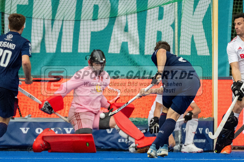 Final4_20250531-2018-Z09_3812 | Krefeld, Deutschland, 31.05.2025:  Feldhockey Final4 2025 – „Deutsche Feldhockey-Meisterschaften 2025“ im Gerd-Wellen-Hockeyanlage am 31.05.2025 in Krefeld, Deutschland. (Foto von Kramhöller/Fehrmann/Kaste)Krefeld, Germany, 31.05.2025: Feldhockey Final4 2025 – „Deutsche Feldhockey-Meisterschaften 2025“ in Gerd-Wellen-Hockeyanlage at 31.05.2025 in Krefeld, Deutschland. (Foto from Kramhöller/Fehrmann/Kaste)