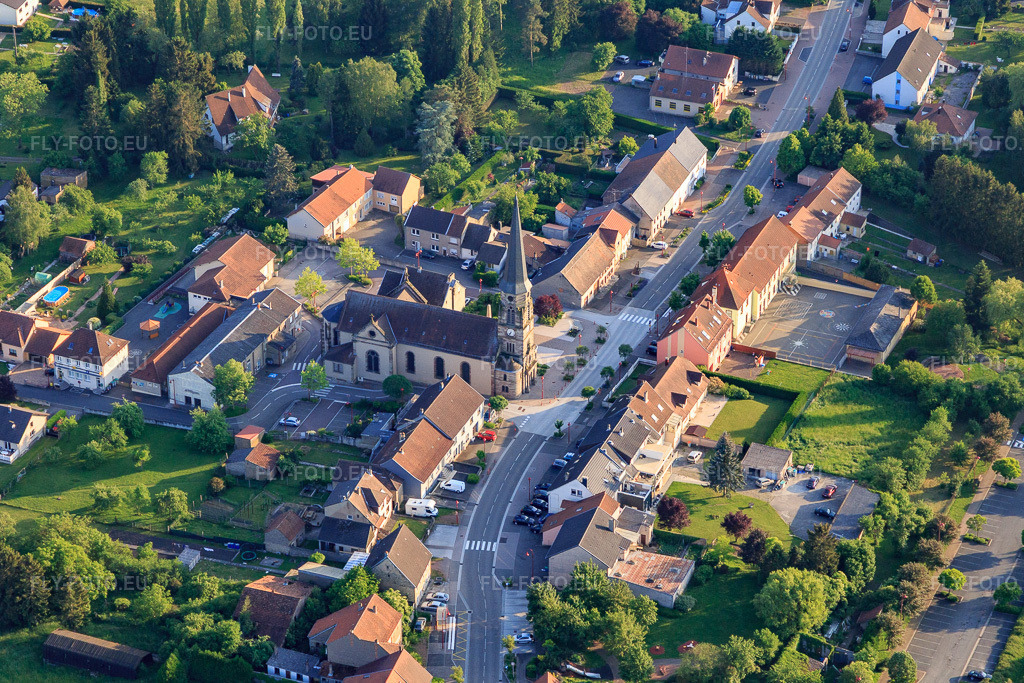 Vue aérienne: Église Saint-Hubert de Hambach à Hambach dans le département Moselle, France – .Photo: IMG_107343.jpg prise le 19/05/2018 par Werner Riehm/FLY-FOTO.eu – Résolution de l'original: 4991 x 3327 px