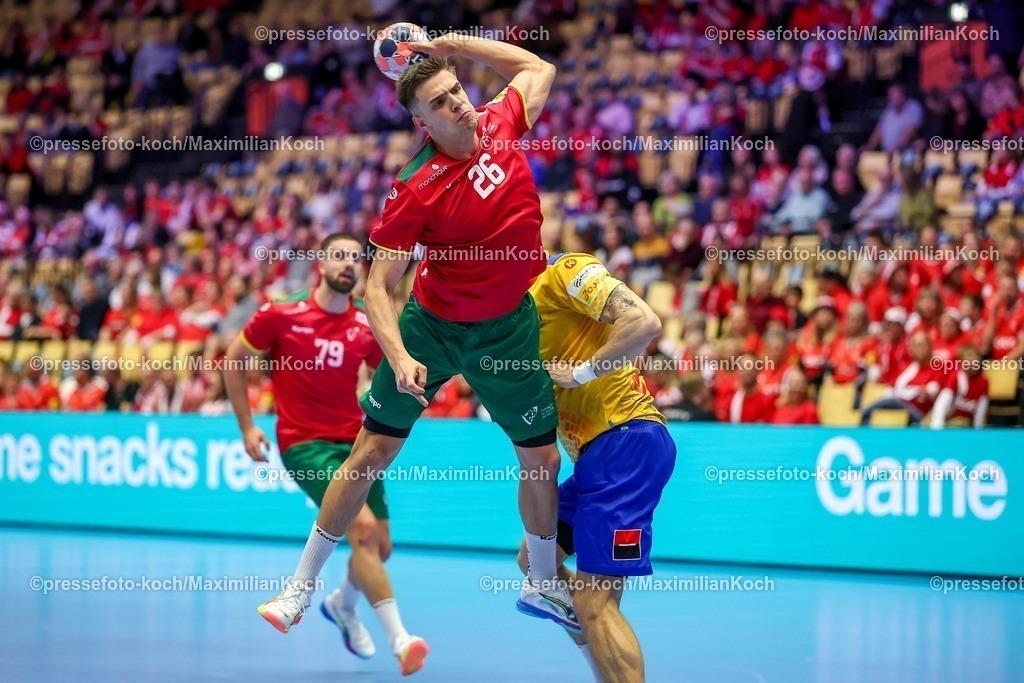 EHF16012601035 | 16.01.2026, Handball, Men's EHF EURO 2026, Portugal - Rumänien, Jyske Bank Boxen in Herning, Dänemark, Preliminary Round:  Francisco Mota Costa (Portugal #26) 