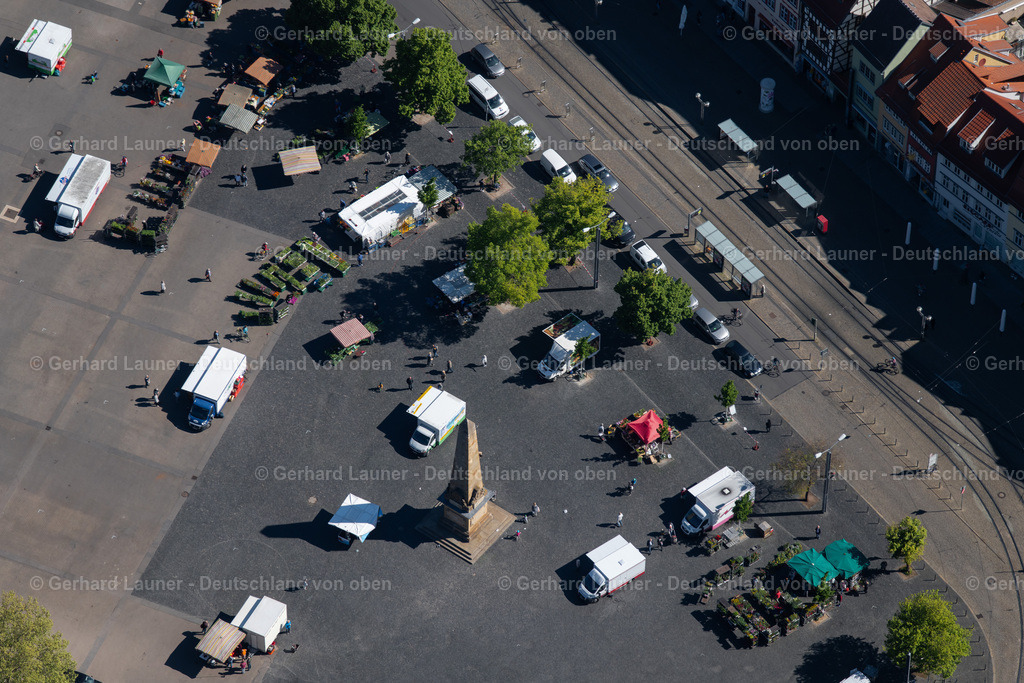 4026351 | ERFURT 07.05.2020 Verkaufsstände und Handelsbuden auf dem Domplatz im Ortsteil Altstadt in Erfurt im Bundesland Thüringen, Deutschland. // Sale stands and trade stalls in the market place on Domplatz in the district Altstadt in Erfurt in the state Thuringia, Germany. Foto: Gerhard Launer