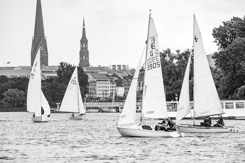 24h Regatta Hamburg | Die 24h Regatta auf der Hamburger Alster findet jährlich im August statt. Ausgetragen wird es vom Akademischer Segel-Verein Hamburg e. V., wobei über 20 Teams an den Start gehen. - Realisiert mit Pictrs.com