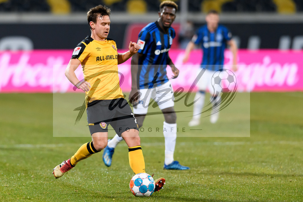 SGDHSV20220114_153 | Fussball, Herren: Chris Loewe (SG Dynamo Dresden) in Aktion, am Ball, Einzelaktion bei dem Spiel der 2. Bundesliga zwischen SG Dynamo Dresden und Hamburger SV im Rudolf-Harbig-Stadion am 14.01.2022 in Dresden, Deutschland.DFB / DFL REGULATIONS PROHIBIT ANY USE OF PHOTOGRAPHS AS IMAGE SEQUENCES AND/OR QUASI-VIDEO. - Realisiert mit Pictrs.com