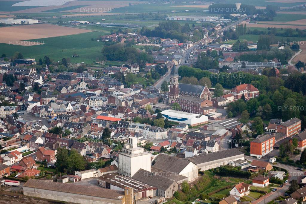 Vue aérienne: Vue de la ville à Avesnes-lès-Bapaume dans le département Pas de Calais, France. Photo: IMG_40070.jpg prise le 17/04/2011 par Werner Riehm/FLY-FOTO.eu – Résolution de l'original: 4752 x 3168 px