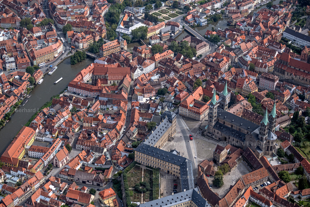 4060219 | BAMBERG 07.09.2021 Platz- Ensemble Domplatz mit Dom und neuer Residenz im Altstadtbereich und Innenstadtzentrum von Bamberg im Bundesland Bayern, Deutschland. // Ensemble space  with cathedral and new residence in the inner city center in Bamberg in the state Bavaria, Germany. Foto: Gerhard Launer
