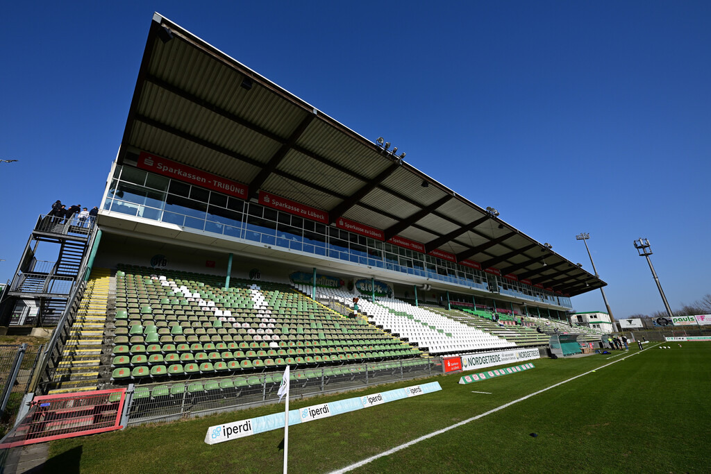 Fußball I Herren I Saison 2024-2025 I Regionalliga Nord I 25. Spieltag I VfB Lübeck - SSV Jeddeloh | Symbol, Symbolfoto, Symbolbild, Sinnbild, Bildsymbol, Darstellung, Signum: Lübecker Lohmühle, Stadion an der Lohmühle, Sitze, Schalensitze, Tribüne, Dach, Vordach, Haupttribüne - Realisiert mit Pictrs.com