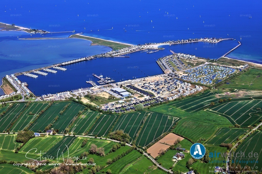 Luftbilder Ostseefjord Schlei, Maasholm, Port Olpenitz, Schleimünde | Geschichte Port Olpenitz: Der Marinestützpunkt Olpenitz wurde zwischen 1959 und 1964 als Neubauprojekt errichtet, bei dem ein Teil des Schleinoors von der Schlei abgetrennt und durch eine neue Einfahrt mit der Ostsee verbunden wurde. Der Stützpunkt wurde am 1. April 1964 als Marinestützpunktkommando Olpenitz aufgestellt und am 1. Oktober 1964 nach Olpenitz verlegt. Ab Oktober 1964 war Olpenitz offiziell Marinestützpunktkommando.