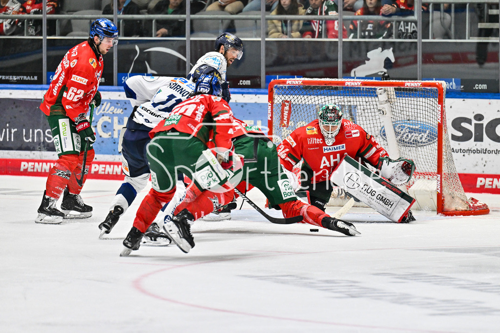 Augsburger Panther - Iserlohn Roosters | in dieser Szene hat Michael GARTEIG (Augsburger Panther 34 den Puck fest im Blick / Penny DEL: Augsburger Panther - Iserlohn Roosters; Curt Frenzel Stadion am 21.09.2025