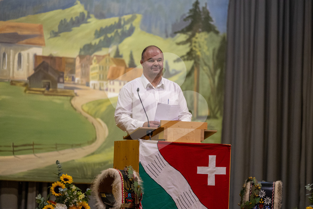 SKE100J_4708 | Die Schwinger des Schwyzer Kantonalen Schwingerverbandes: Fotos, die Dynamik und Leidenschaft festhalten, sowie emotionale Momente aus dem traditionellen Schwingsport zeigen. - Realisiert mit Pictrs.com