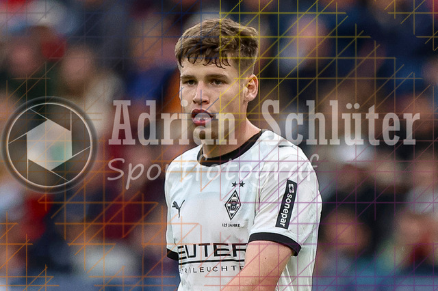 Bayer 04 Leverkusen vs Borussia Mönchengladbach - Bundesliga  | Leverkusen, Deutschland, 21.09.25:   Lucas Ullrich (Borussia Mönchengladbach) schaut waehrend des Spiels der Bundesliga zwischen  Bayer 04 Leverkusen vs Borussia Mönchengladbach in der BayArena(Foto von Brauer-Fotoagentur / Adrian Schlueter)