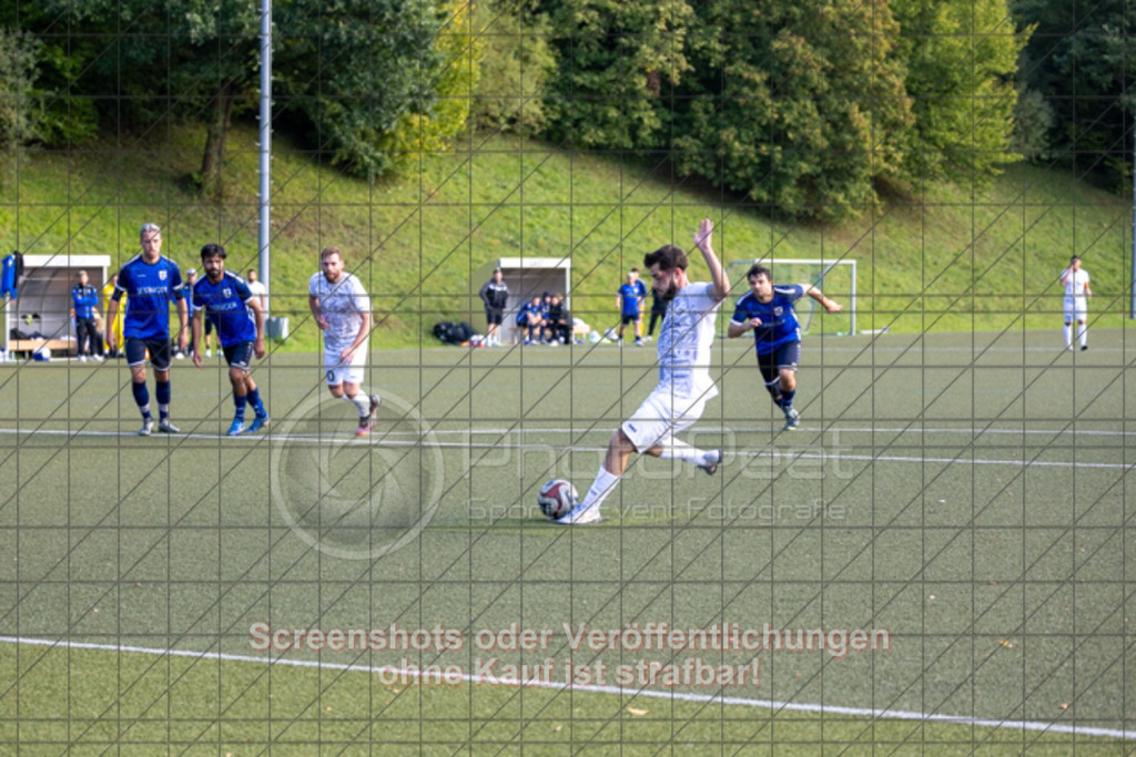 20250928_162847_0215 | Gökdeniz Celik (TSG Salach #29) mit dem Strafstoß zum 4:0TSG Salach (weiß) vs. TSV Berkheim (blau), Fußball, Bezirksliga - Bezirk Neckar/Fils, 06. Spieltag, Saison 2025/2026, Kunstrasensportplatz, Staufenecker Straße, 73084 Salach, 28.09.2025 - 15:00 Uhr,Foto: PhotoPeet-Sportfotografie/Peter Harich