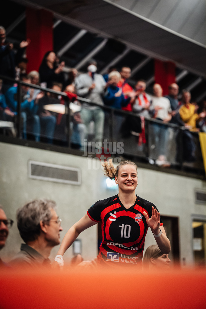 Volleyball | Frauen | Saison 2025/2026 | Volleyball Bundesliga | ETV Hamburger Volksbank Volleys vs. Ladies in Black Aachen | 29.10.2025 | Lena Liegert (#10, ETV Hamburger Volksbank Volleys) läuft in die Halle ein