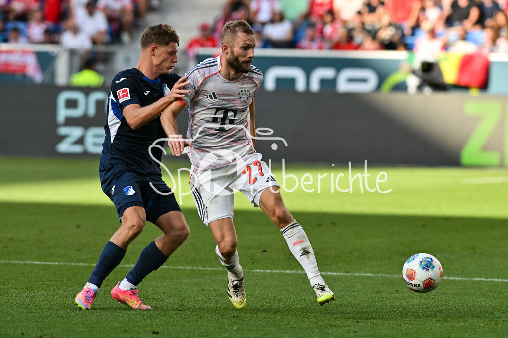 TSG 1899 Hoffenheim - FC Bayern München | im Duell Alexander PRASS (TSG Hoffenheim 22) und Konrad LAIMER (FC Bayern Muenchen 27) / Zweikampf / Bundesliga: TSG 1899 Hoffenheim - FC Bayern München; PreZero-Arena am 20.09.2025 / DFL REGULATIONS PROHIBIT ANY USE OF PHOTOGRAPHS AS IMAGE SEQUENCES AND/OR QUASI-VIDEO