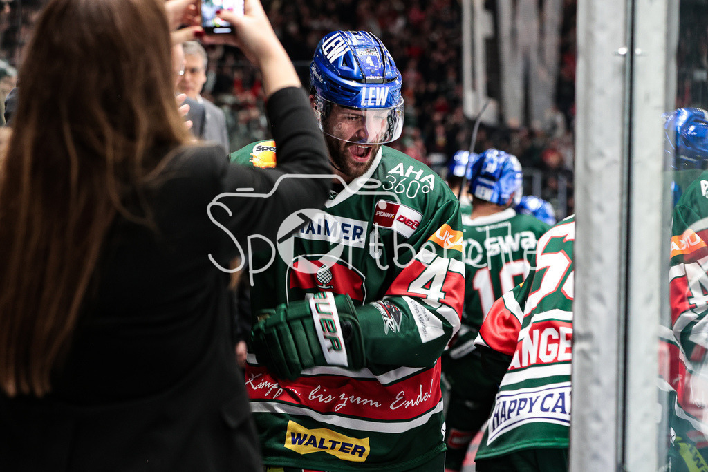 Augsburger Panther - ERC Ingolstadt | Henry HAASE (AEV #4) freut sich ueber den Siegtreffer gegen Ingolstadt