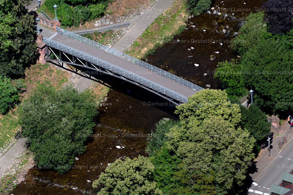 4033222 | FREIBURG IM BREISGAU 30.06.2020 Die Fußgängerbrücke Luisensteg überquer den Fluss Dreisam zwischen Dreisamstraße und Schillerstraße und verbindet die Altstadt mit dem Stadtteil Wiehre in Freiburg im Breisgau im Bundesland Baden-Württemberg, Deutschland. Weiterführende Informationen bei: Stadt Freiburg im Breisgau. // The pedestrian bridge Luisensteg crosses the river Dreisam between Dreisamstrasse and Schillerstrasse and connects the old town with the district Wiehre in Freiburg im Breisgau in the state Baden-Wuerttemberg, Germany. Further information at: Stadt Freiburg im Breisgau. Foto: Gerhard Launer