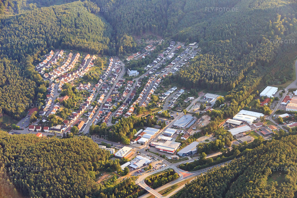 Luftbild: Waldenburgstr in Hauenstein im Bundesland Rheinland-Pfalz in Deutschland. Foto: IMG_084169.jpg vom 29.08.2015 durch Werner Riehm/FLY-FOTO.de