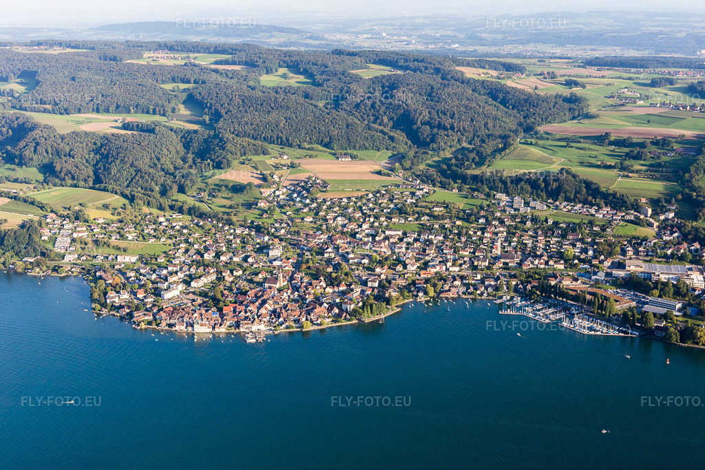 Vue aérienne: Marina avec mouillages et emplacements pour bateaux sur les rives du lac de Constance à Steckborn dans le département Thurgovie, Suisse. Photo: IMG_094339.jpg prise le 27/08/2016 par Werner Riehm/FLY-FOTO.eu – Résolution de l'original: 5472 x 3648 px