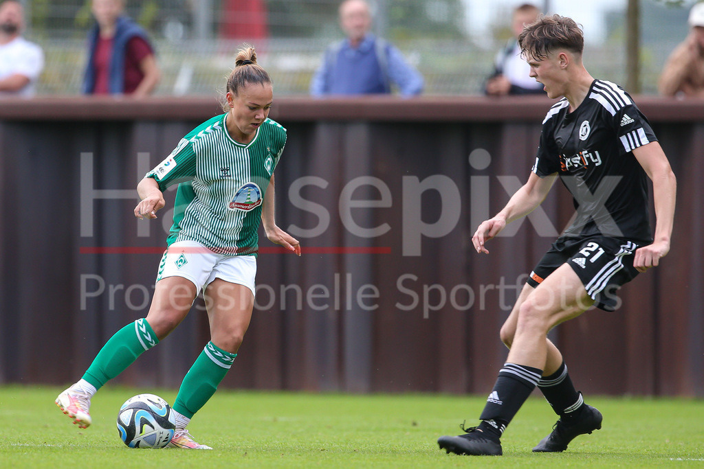 Fussball, Testspiel Frauen, SV Werder Bremen - TSV Pansdorf (U 19-Junioren) | v.li.: Maja Sternad (SV Werder Bremen, 11) und Bjarne-Mika Papke (TSV Pansdorf U 19, 21) im Zweikampf, Duell, Dynamik, Aktion, Action, Spielszene