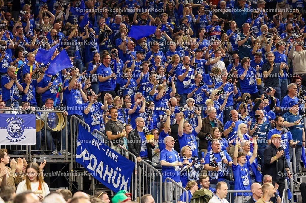 xSSCx18042602008 | 18.04.2026, xsscx, Handball, DHB-Pokal Lidl Final4, Halbfinale, Bergischer HC - SC Magdeburg, Saison 2025 / 2026 Herren, Lanxess Arena, Köln: Die Fans des Bergischer HC feuern ihre Mannschaft an Photo: xSandraxScherningxPressefotoKochx