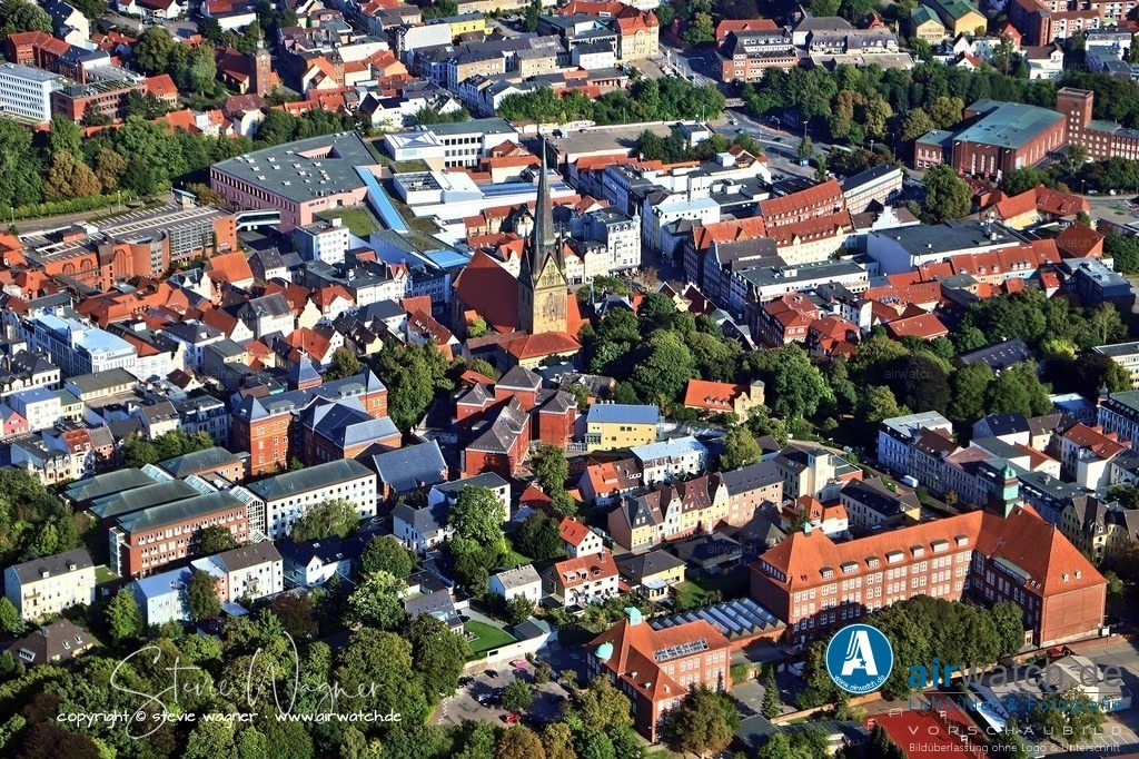 Luftbild Flensburg, Suedermarkt, Suedergraben, Landgericht, Auguste-Viktoria-Schule, St.Nikolei-Kirche | Die St. Nikolai-Kirche, ein markantes Wahrzeichen der Flensburger Altstadt, liegt direkt am Südermarkt und ist Teil der evangelisch-lutherischen St. Nikolai-Kirchengemeinde. Sie wurde zwischen 1390 und 1480 erbaut und ist die Pfarrkirche der zweiten Flensburger Marktsiedlung. - Die Auguste-Viktoria-Schule (AVS) befindet sich in Flensburg an der Adresse Südergraben 34, 24937 Flensburg, unweit des Südermarkts und der Nikolaikirche. Die Schule ist ein neusprachliches Gymnasium mit einem Schwerpunkt auf bilingualen Unterrichtsangeboten und einer großen Auswahl an Fremdsprachen, darunter Englisch, Französisch, Spanisch, Latein und Dänisch. - 