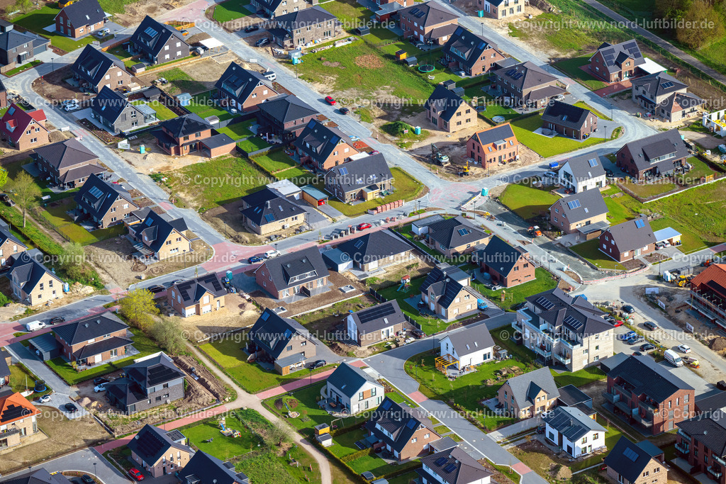 Horneburg_Neubaugebiet_ELS_0324010523 | HORNEBURG 01.05.2023 Siedlungsgebiet mit Straßen und Häuser der Wohngebiete in Horneburg im Bundesland Niedersachsen, Deutschland. // Town View of the streets and houses of the residential areas in Horneburg in the state Lower Saxony, Germany. Foto: Martin Elsen