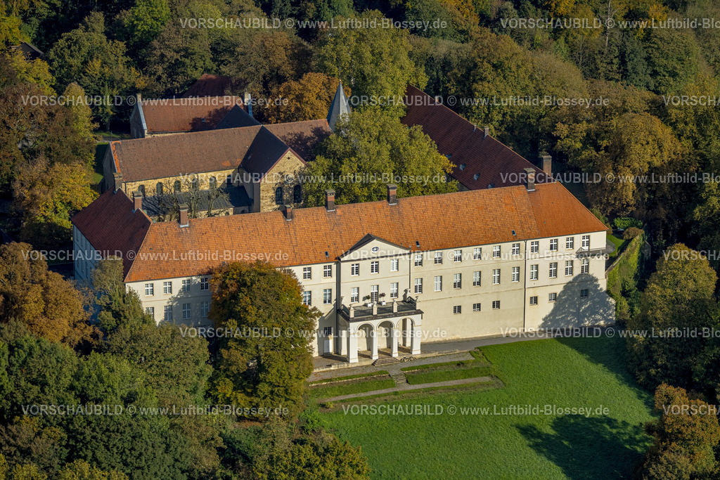 Selm241011210SchlossCappenberg | Luftbild, Schloss Cappenberg mit LWL-Museum für Kunst und Kultur und kath. Stiftskirche Evangelist St. Johannes, herbstlicher Wald, Cappenberg, Selm, Münsterland, Nordrhein-Westfalen, Deutschland