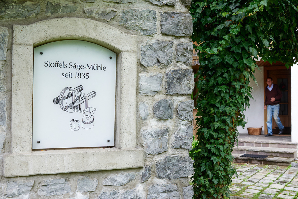 Zeichnung eines Wasserkraft-Antriebes | Hohenems, Austria - July 25, 2017: Stoffels Saege-Muehle-Museum; Zeichnung eines Wasserkraft-Antriebes, im Hintergrund Bernd Amann. - Realisiert mit Pictrs.com