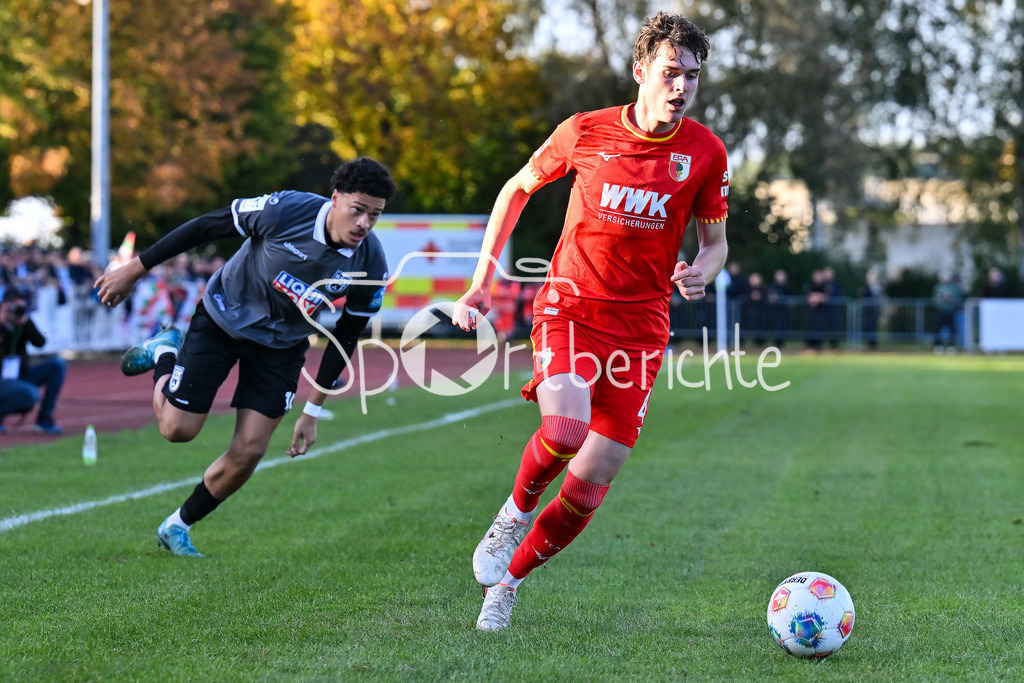 FC Augsburg - SSV Ulm 1846 Fussball | im Duell David SANTOS (FC Bayern München 47) und Jonas DAVID (SSV Ulm 15) / Zweikampf / Testspiel: FC Augsburg - SSV Ulm 1846 Fussball; TSV Burgau Sportzentrum am 08.10.2025