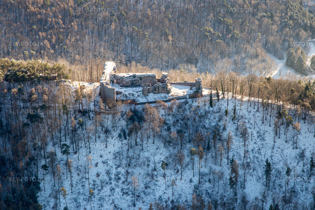 Luftbild: Burgruine Neuscharfeneck aus Norden im Winter bei Schnee in Flemlingen im Bundesland Rheinland-Pfalz in Deutschland. Foto: IMG_139853.jpg vom 20.01.2024 durch Werner Riehm/FLY-FOTO.de