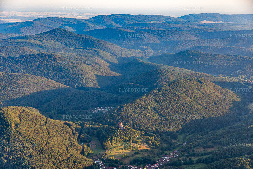 Luftbild: Erlenbach bei Dahn, Burg Berwartstein in Erlenbach bei Dahn im Bundesland Rheinland-Pfalz in Deutschland. Foto: IMG_084197.jpg vom 29.08.2015 durch Werner Riehm/FLY-FOTO.de