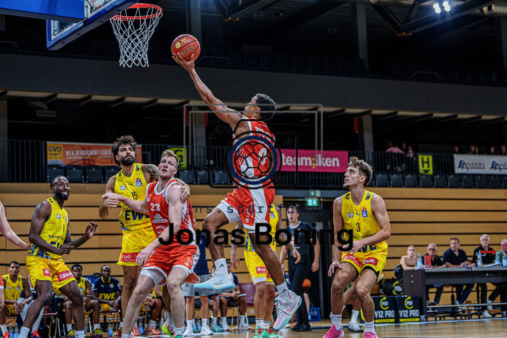 Basketball I Herren I Saison 2026-2027 I Testspiel I RASTA Vechta - EWE Baskets Oldenburg I 51052 | jns.sportfotos - Realisiert mit Pictrs.com