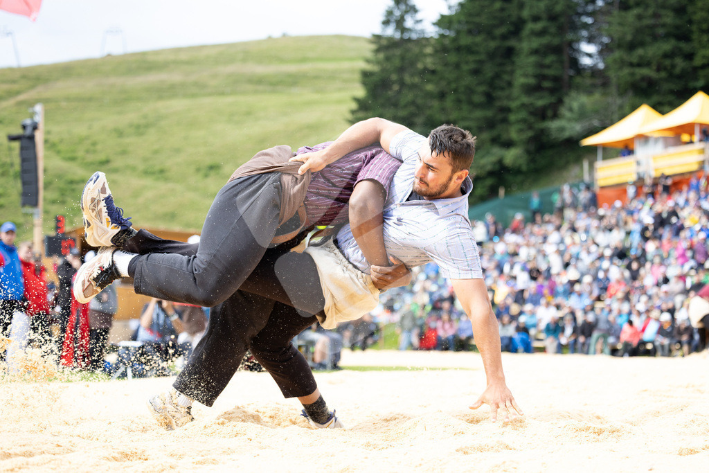 Rigi2025_0780 | Die Schwinger des Schwyzer Kantonalen Schwingerverbandes: Fotos, die Dynamik und Leidenschaft festhalten, sowie emotionale Momente aus dem traditionellen Schwingsport zeigen. - Realisiert mit Pictrs.com