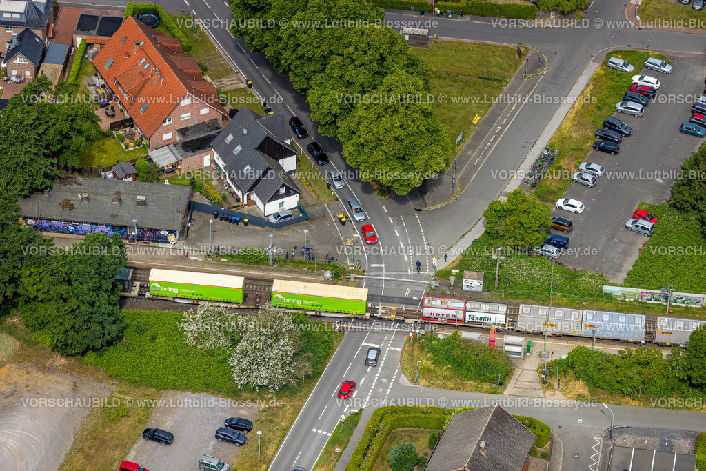 Haltern220602663 | Luftbild, Güterzug am Bahnübergang Stockwieser Damm, Sythen, Haltern am See, Ruhrgebiet, Nordrhein-Westfalen, Deutschland